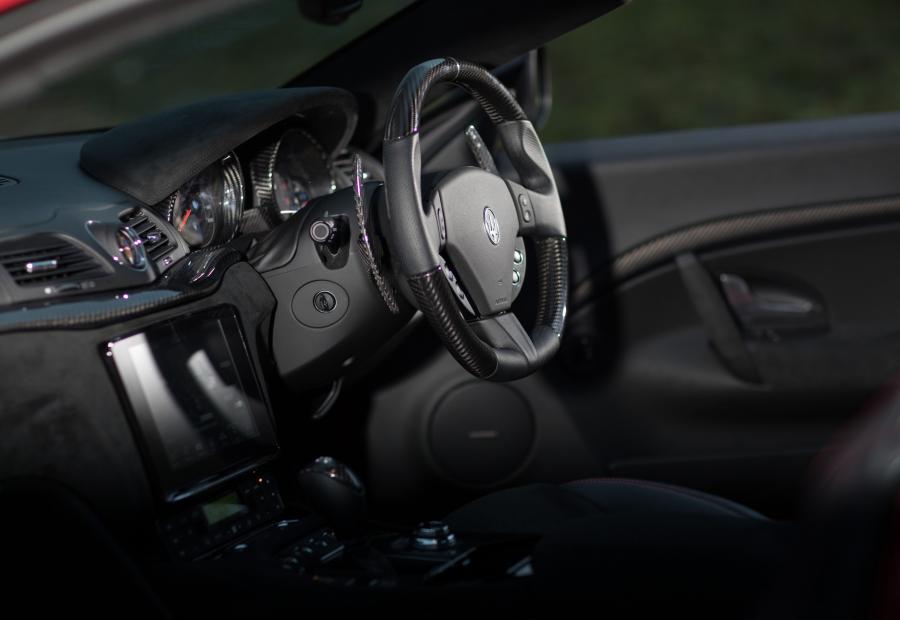 Интерьер Maserati GranTurismo MC 2017 года  (UK) (фото 8 из 13)